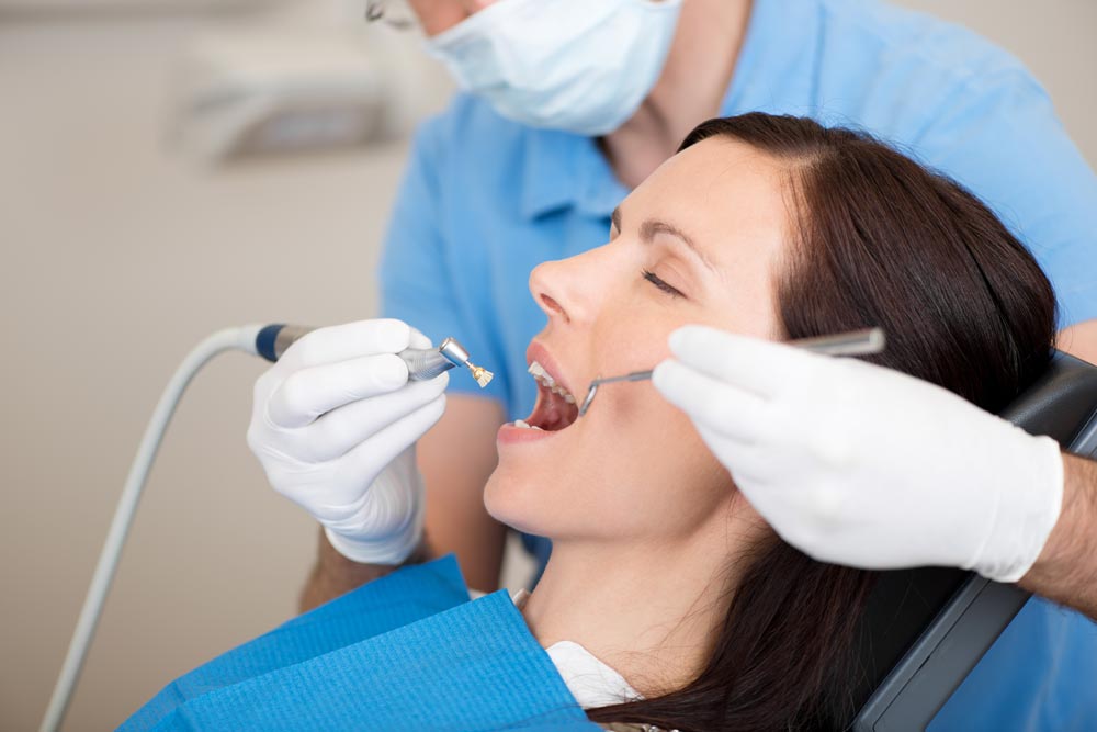 Frau beim Zahnarzt, Behandlung