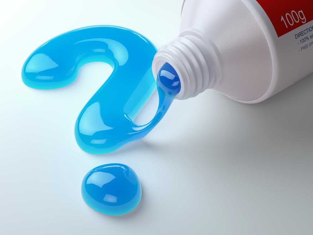 Blaues Fragezeichen aus Zahnpasta